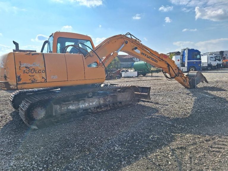 construction-equipment-tracked-excavator-Hyundai-130-1760789855827421640_orig_e79ed1b086f290ed1e7424b412e0e56e-25101815164401687600