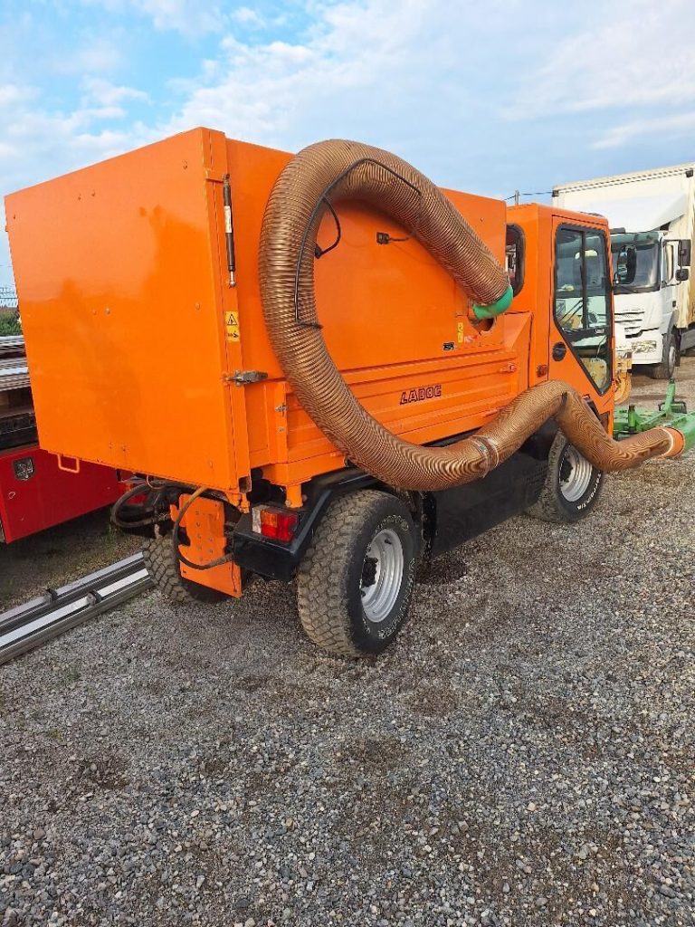 municipal-vehicles-universal-communal-machine-Ladog-1755955320990463832_orig_6031f5ebe731bec4d1411121cbde4830-25082316212177475300