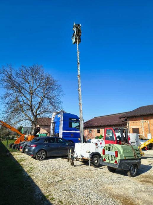 Light tower with generator